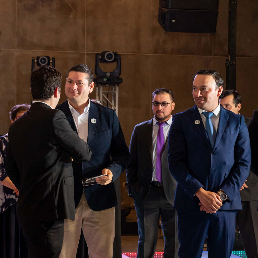 Equipo Danich celebrando su aniversario 15 con compromiso y entusiasmo